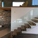 ΕΣΩΤΕΡΙΚΗ ΣΚΑΛΑ ΜΕ ΓΥΑΛΙ